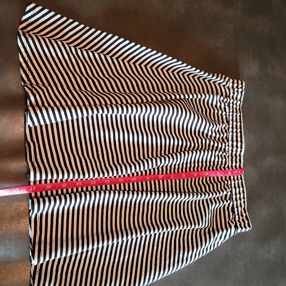 Womens black & white skirt